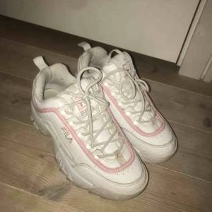  - Fila skor ljusrosa och vita, superfina och i bra skick❤️