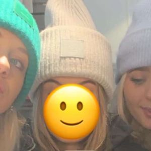 Acne mössa  - Säljer min fina acne mössa, det är en limited edition då den är lite längre i modellen, köptes för 1100 kr och den är använd fåtal gånger, vill inte byta nått! Kommer inte gå ner i pris, Bud på 600 kr 