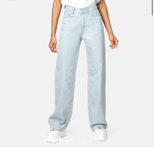 Säljer dessa super trendiga jeans då de tyvärr inte kommer till användning💞 Kontakta mig om du vill ha flera bilder 