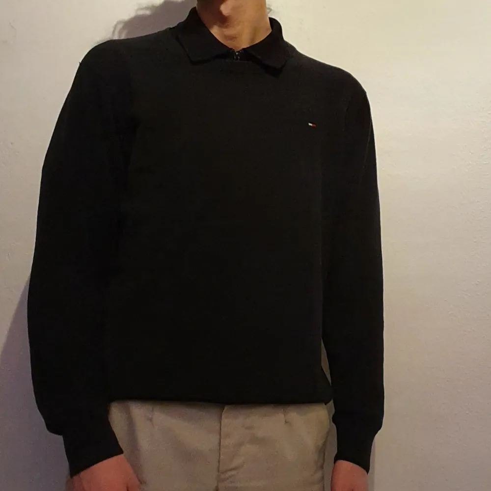 Tommy Hilfiger sweatshirt med litet hilfiger märke på vänstra bröstet, bra skick. Ägt tröjan i 2 år. På bilderna ser du hur tröjan sitter på kille 183cm samt tjej 160cm. . Jackor.