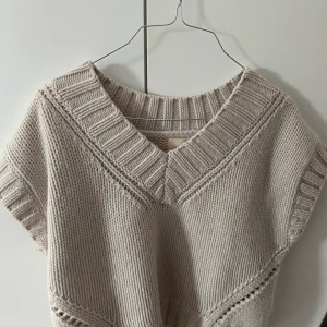 Stickad väst - Så fin stickad väst från Hm i ull som tyvärr inte kom till användning, storlek S. Köpt för 400kr. Passar så fint med en tshirt eller en skjorta under. Köparen står för frakten. Buda i kommentarerna eller skriv till mig!💓