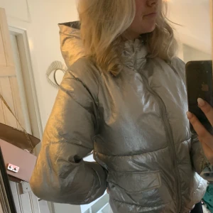 Silverjacka från zara strl 164/xs - Säljer en av mina snyggaste jackor från zara i silver! Så snygg att stylea🤤🤤🤤strl 164/S