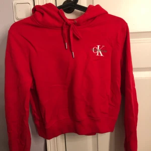 Croppad Calvin Klein Hoodie - Croppad Hoodie från Calvin Klein i storlek S. Skriv för fler bilder / bilder på 💞