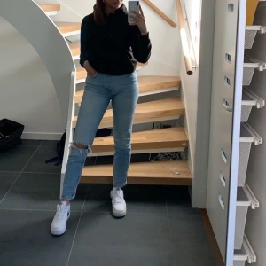 Mom Jeans - Jättefina mom jeans som inte säljs längre från Gina Tricot. Tyvärr för små för mig nu. Är 164, storlek 38 på jeansen. Frakt 63kr❤️