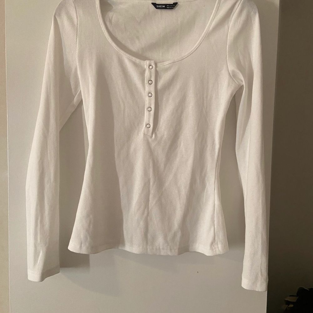 Fin och enkel vit tröja som har knappar man kan öppna. ej använd ! Köparen står för frakten :). Toppar.