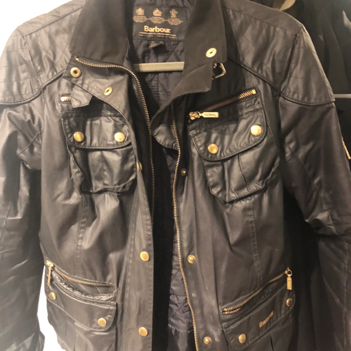 Barbour jacka svart lackad med gulddetaljer  - 90