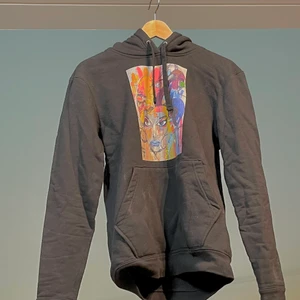 THE COOL ELEPHANT HOODIE ”painted Woman” i strl. S 🌸450 kr (kan sänka för snabb affär)  🌸kan mötas upp i Stockholm slussen eller gullmarsplan🌸  - 🌸 Nästan oanvänd och i bra skick🌸 minst 350 kr (kan sänka för snabb affär)  🌸kan mötas upp i Stockholm slussen eller gullmarsplan🌸 kriv gärna i kommentarerna eller privat om du är intresserad (budgivning går oxå bra om många är intresserade) 🌸betalning med swish eller kontant :)