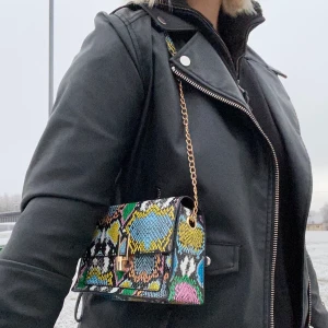 VÄSKA - Väska med justerbara band, aldrig använd. 80 kr + frakt 🚚 