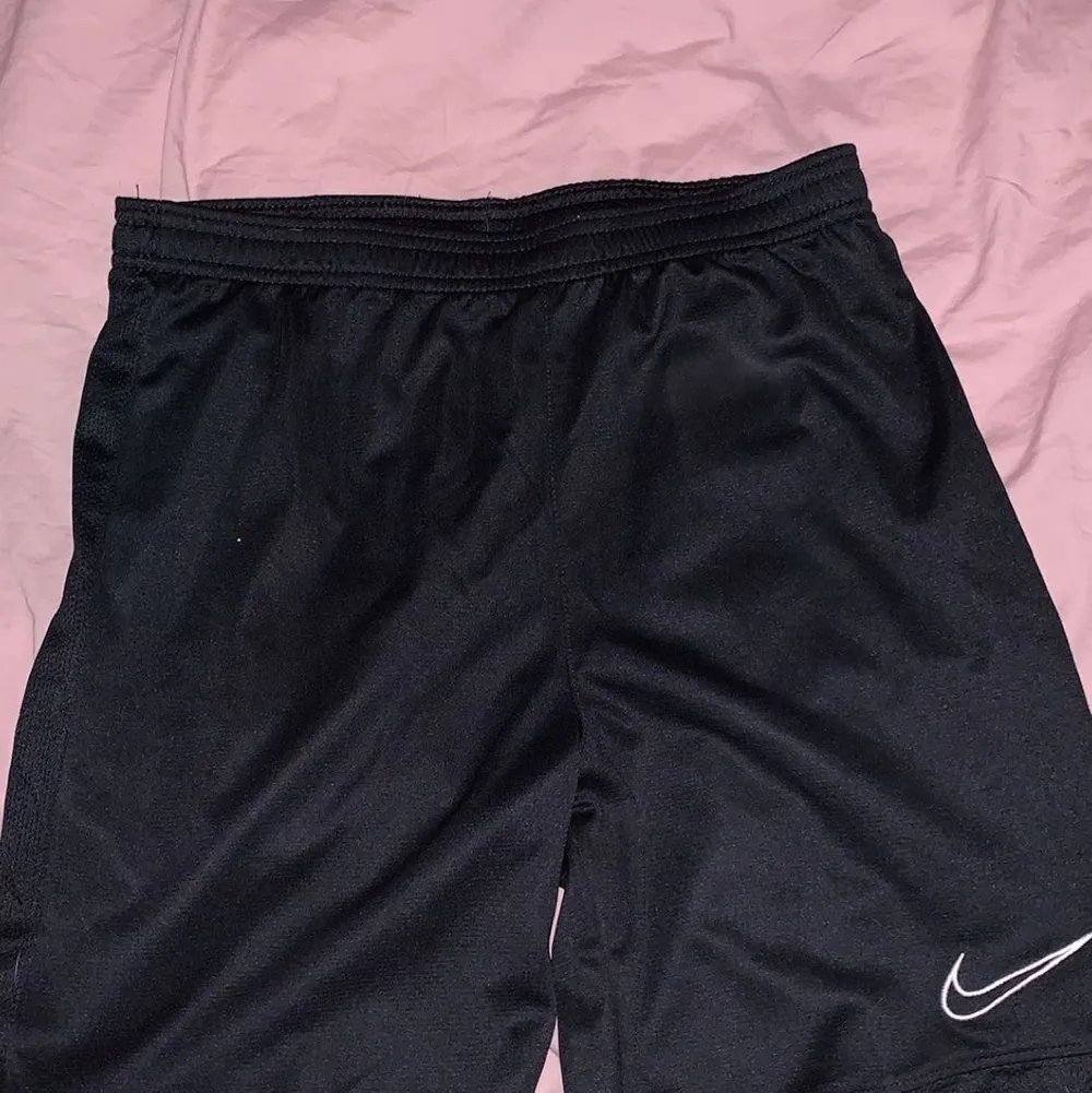 Ett par Nike shorts i nyskick. Ej använda💕 köptes för ca 199kr men säljs för 49kr.. Shorts.