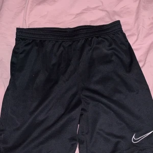Nike shorts strl 147-158 - Ett par Nike shorts i nyskick. Ej använda💕 köptes för ca 199kr men säljs för 49kr.