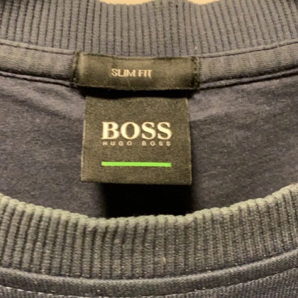 detta är en crewneck från Hugo Boss i Storlek S säljer den pågrund av att den är lite kort i armar och i längden för mig som är 181, den är väldigt fin och dom ända flawsen som finns på tröjan är några småtrådar som sticker ut. Tröjor & Koftor.