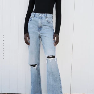 Zara jeans  - Lägger upp igen pågrund av att de va oseriösa köpare! Säljer dessa populära jeans från zara helt nya med pris lapp kvar🌸 säljer pågrund av att dom var för små för mig 