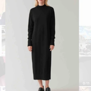 Klänning merinoull - Klänning i jättefin kvalitet från COS. 100% merinoull. Använd ett fåtal gånger. Säljes pga att jag har flera snarlika klänningar och alla kommer inte till användning. Köpt för 990 kr i butik förra året. Passar storlek 38-42