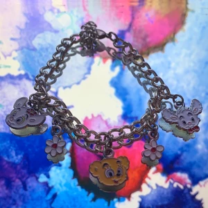 Fint armband med berlocker! - Underbart armband med berlocker med Bamse-motiv! Julklappstips? ;-)