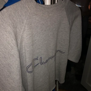 Champion sweatshirt  - En superfin Champion sweatshirt som tyvärr inte längre kommer till användning✨ Storlek M men passar även S/M skulle jag vilja säga💕 Frakten inkl i priset✨