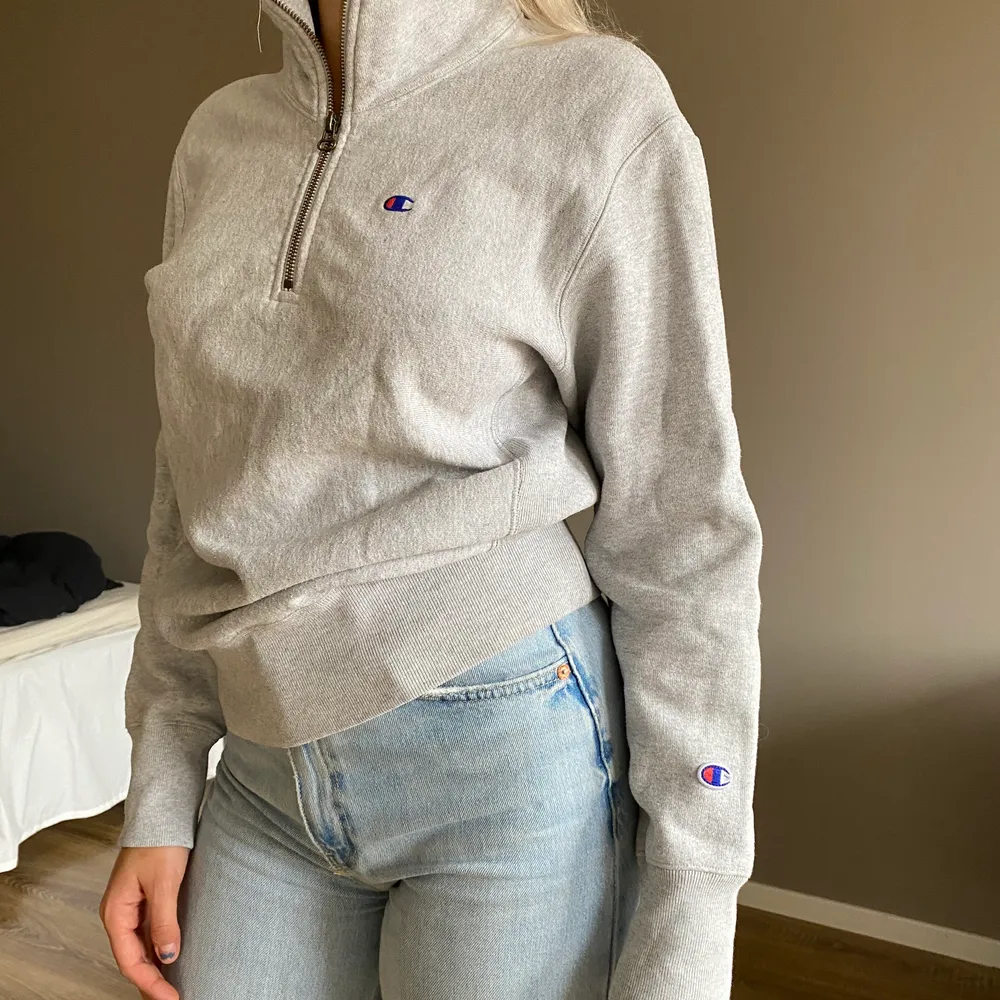 En cool grå halfzip sweatshirt från champion🤍🤍🤍🤍🤍 en favvo i garderoben🥰🥰 300+frakt☺️. Tröjor & Koftor.