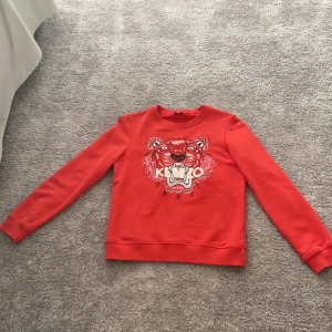 Kenzo tröja - Superfin tröja, inte kommit till användning på länge men i super bra skick och unik färg. Nypris ca 1400kr. 💕💕 stl 14 år men passar XS