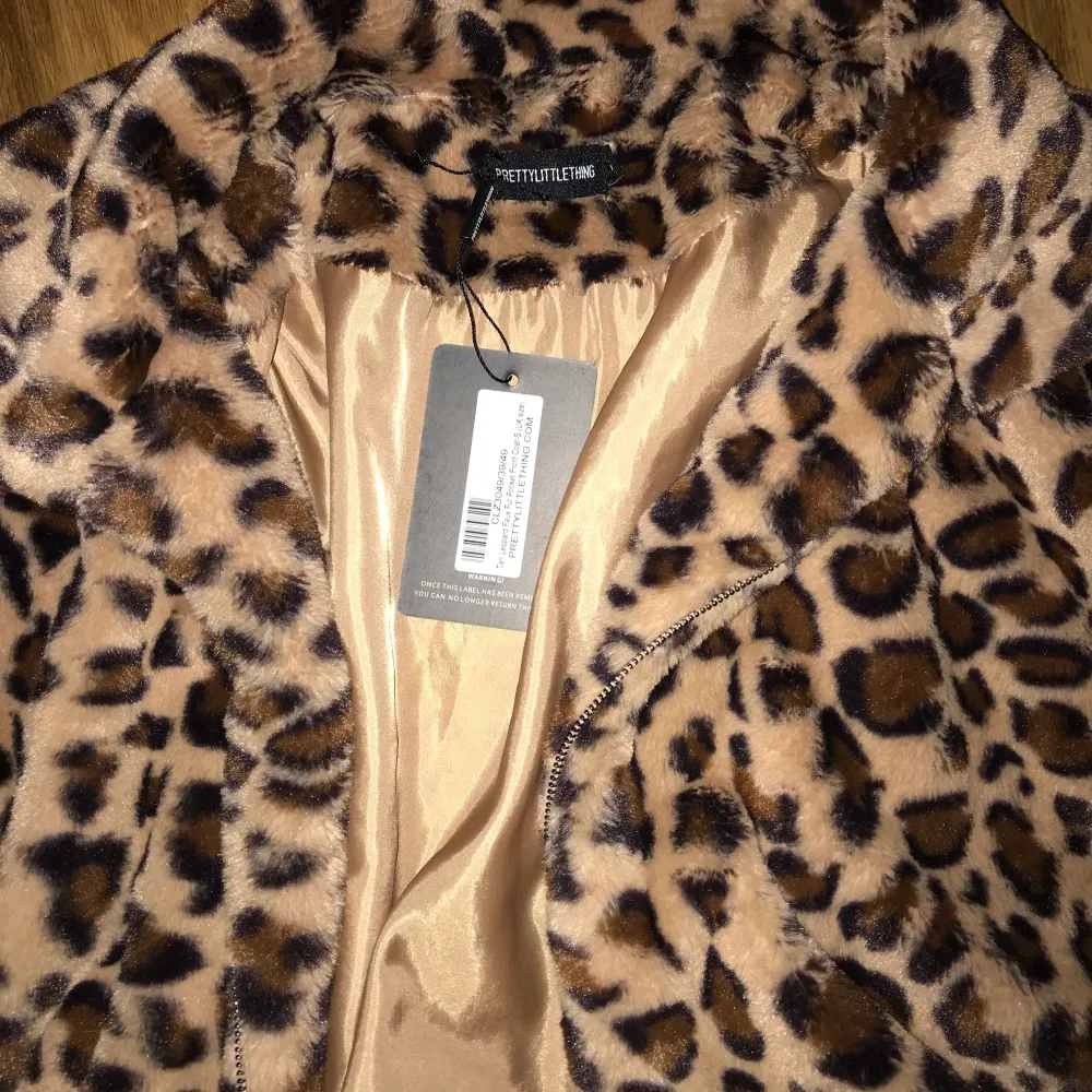 Leopard jacka i fuskpäls, otroligt snygg och skön! Den är i en oversized modell och storleken är Small. Jackan är helt ny och oanvänd, jag köpte den för 650 kr. Tyvärr tycker jag den är lite för lång på mig (är 158 cm) och därav säljer jag den. Skickar med spårbar frakt som ligger på 125 kr 🐆🤎 . Jackor.