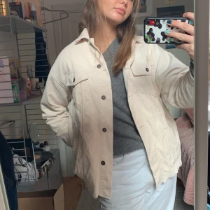 Tunn höst/vårjacka - Säljer denna Manchesterjacka från Zara i så fin krämvit/beige färg🤍🤍 Funkar både till hösten och våren, och går att matcha med nästan vad som helst! Storlek M så går att ha större tröjor/hoodies under😍😍💞