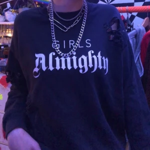 Hoodie  - Cool svart hoodie med hål på vissa ställen, köpt påginatricot för typ 300kr. Storlek s. Använd men ej skadad. Köparen betalar frakt 