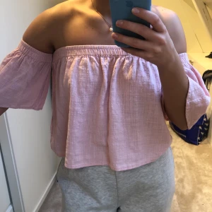 Offshoulder topp  - Jättefin rosa offshoulder topp i linne-aktigt tyg. Stl S. Frakt tillkommer! 