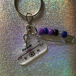 nyckelring (forever) - en euphoria inspirerad nyckelring som går att haka på nästan allt*                                                                  egengjord av krympplast och finns endast en.             frakten är inkluderad i priset x