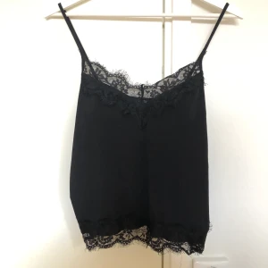 Linne från Zara - Super fint svart spetslinne från Zara! Säljer för 150kr inklusive frakt. 💞