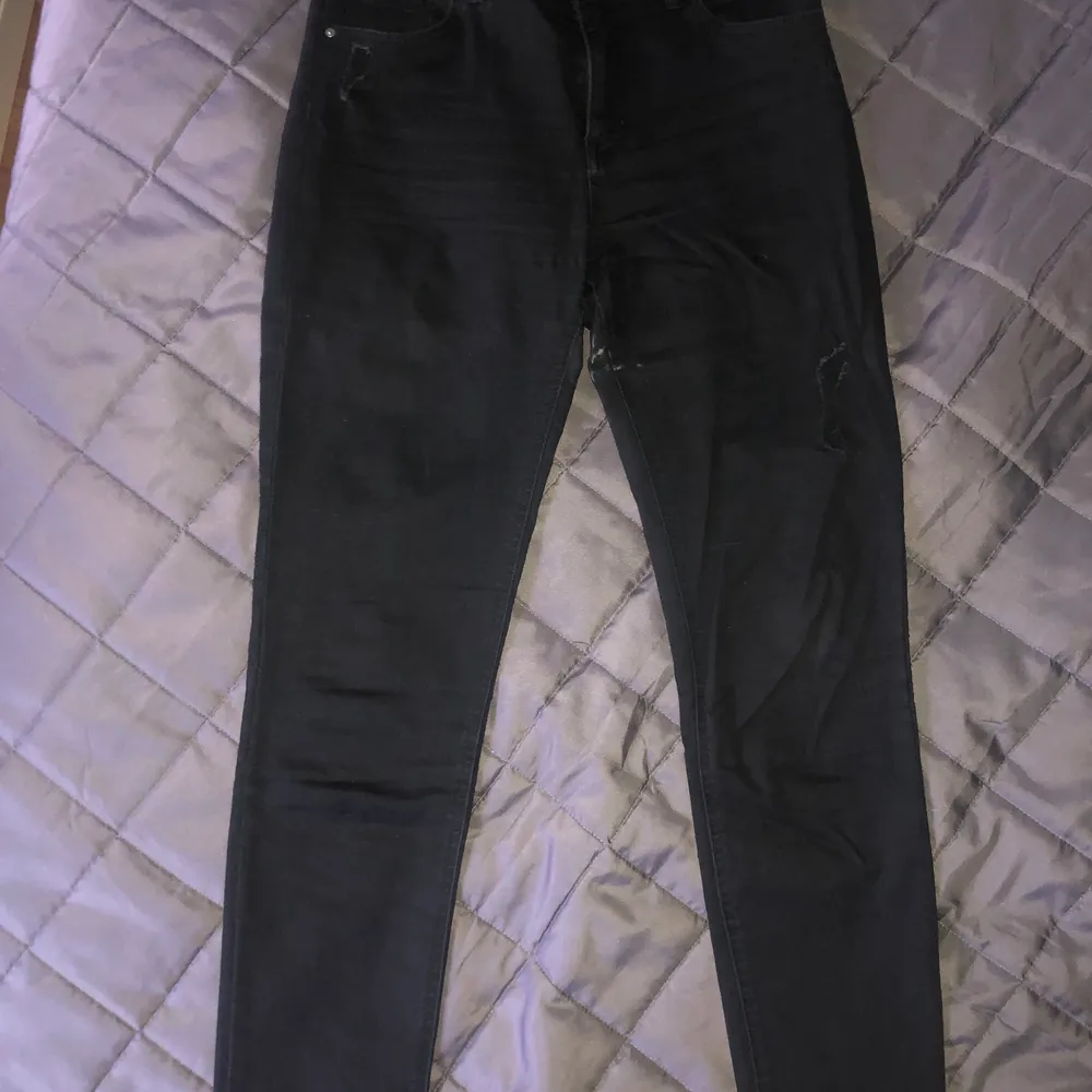 Supersköna svarta jeans med några få slitningar på benen och ser klippta ut längst ner vid fötterna! Bra passform och stretchiga! Köparen står för frakten och det angivna fraktpriset kan ändras! . Jeans & Byxor.