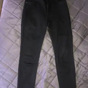 Supersköna svarta jeans med några få slitningar på benen och ser klippta ut längst ner vid fötterna! Bra passform och stretchiga! Köparen står för frakten och det angivna fraktpriset kan ändras! 