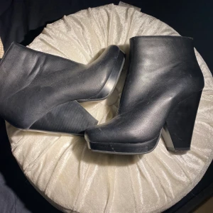 Boots - Svarta boots med klack