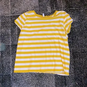 T-Shirt - T-shirt från H&M