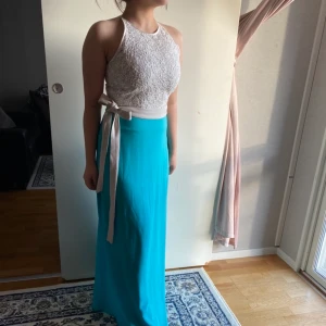 Bal/festklänning  - Säljer denna super fina klänningen i bra kvalite i storlek S. Köpte den i Cypern men har använt den endast en gång och den är precis som ny. Det kommer även med en band som man kan ha runt midjan om man vill. Köparen står för frakt.