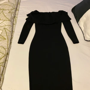 Svart klänning från boohoo storlek 32 - Svart off shoulder klänning från boohoo använd 1 gång 