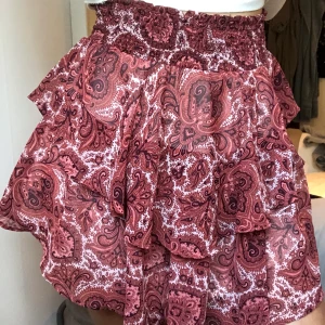 KJOLAR - Likadana kjolar från Gina tricot men i olika mönster. Köp en för 70 eller båda för 100