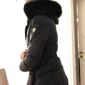 Blise vinterjacka  - Säljer en blise vinter jacka, strlk s,bra skick, varm, man kan ta av pälsen, jätte skön, köpte för 500kr säljer för 200 pris kan sänkas