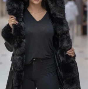 Fatima parka jacka (fuskpäls) - Säljer min Fatima parka jacka med fuskpäls, har bara använt den tre gånger! Den är som ny.  pris kan diskuteras! 2500kr