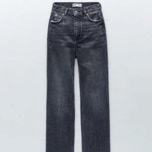 Zara Jeans - Säljer dessa populära gråa jeans från Zara som är slutsålda. Helt oanvända med prislapp kvar. Nypris 400kr