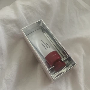 Cloud paint glossier - köpte denna för två veckor sen men efter jag testade den insåg jag att jag inte ville behålla den. Det är absolut inget fel på produkten, jag tycker bara inte om sånna här rouge. Fin färg tho! Buda i kommentarerna ✨ frakt: 20kr 