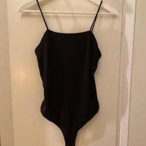 Svart body - Använd Max 2 gånger! Supersnygg men för liten för mig. Köparen står för frakten 💕