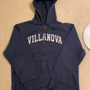 Vintage Nike ”Villanova” college hoodie - Vintage Nike zip hoodie, navy i size L. Inga defekter men använd