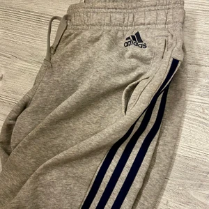 ADIDAS 3 STRIPE SWEATPANTS - Använt men i ett fint skick, storlek M. Kom med bud! 