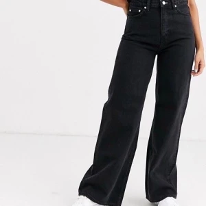 weekday ace svarta jeans - sålda