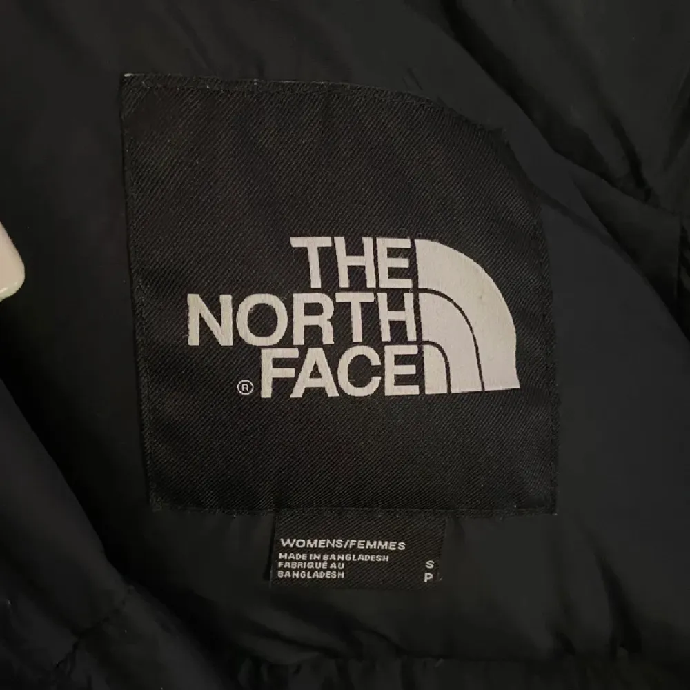 Jag vill göra en intressekoll på denna fina och populära jacka från the north face. Den är i superfint skick och jättesnygg i stl. S. Jag köpte den på plick för inte så länge sen men har endast använt den 1 gång då jag har så många andra jackor. Jag köpte den för väldigt högt pris och vill därför se om någon som vill köpa denna fina jacka når i höjd med det priset jag köpte den för! Den är somsagt i jättefint skick. Jag kommer att ha ute denna annons tills nästa söndag 15/11 för att se hur många som är intresserade och har lagt ett bud! Kommentera erat bud i kommentarerna!. Jackor.