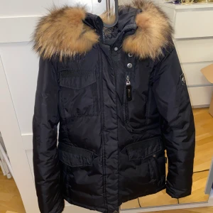 Hollies Livigno vinterjacka  - Säljer min vinter jacka som är i helt ny skick, från Hollies och modellen heter Livigno storlek 38. Den sitter verkligen jätte fint och värmer otroligt mycket! Det är äkta päls på kragen. Köpt för original pris 4500:-! Mer info skriv gärna till mig.