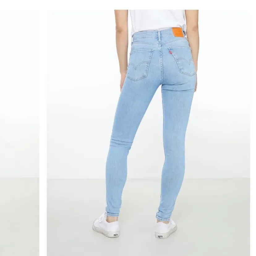 Lånade bilder. Säljer dessa super fina jeans från levis. Klippta längst ner vid sömen, så något kortare.Köpte här på Plick för ett tag sedan men de var inget för mig tyvärr, frakt tillkommer✨✨. Jeans & Byxor.