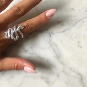 SNAKE RING - Skitcool snake ring, säljer den då den är lite för stor på mig 🥺 (lånad bild)