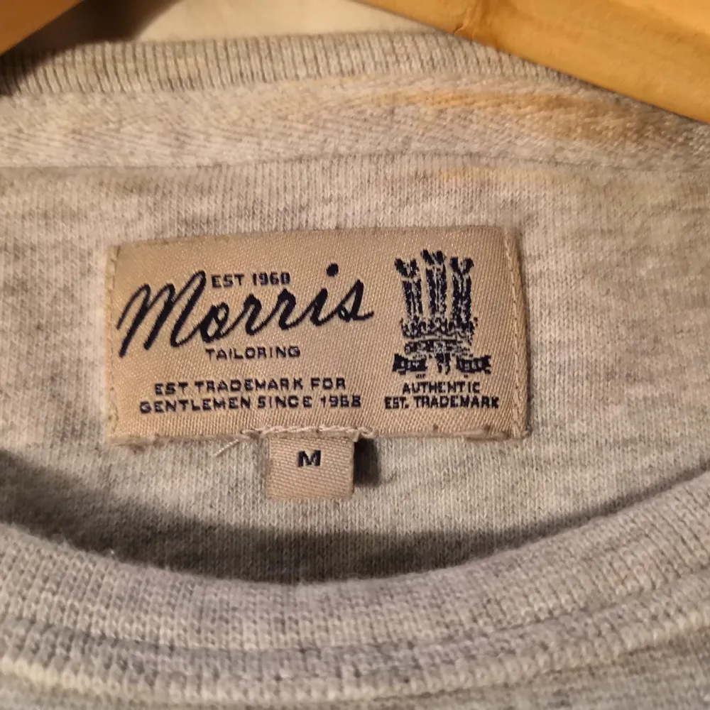 Storlek M                                                                    Sweatshirt från Morris i bomull. Tröjan har en rund hals och normal passform. Ärmsluten och nederkanten är ribbade. Originalpris: 999,00kr. Hoodies.