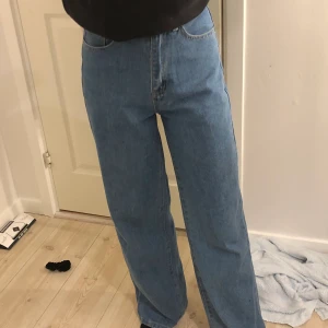 Straight blue jeans  - säljer pga passar inte