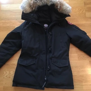 Canada Goose  - Säljer min Canada Goose jacka i modellen Montebello i storlek XS. köparen står för frakten. kan gå ned i pris vid snabb affär oxå
