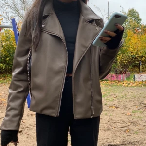 Brun skinnjacka - Säljer denna jätte coola skinnjackan från h&m, oanvänd med prislappen kvar (lånad bild). Jackan är ganska liten i storleken så passar m-xs beroende på hur man vill att den ska sitta 💜🕺🏻